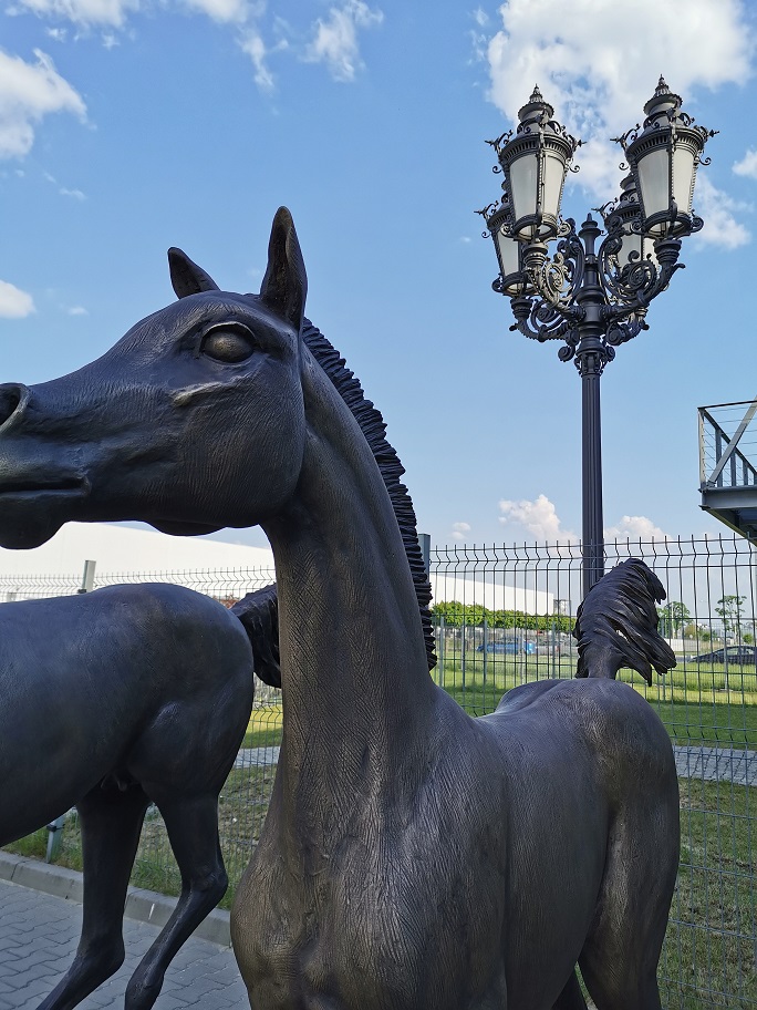 Rzeźby koni trafiły do Janowa Podlaskiego